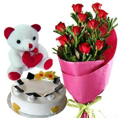 یک دسته گل از 12 گل رز قرمز همراه با 500 گرم کیک آناناس و 6 اینچ ناز خرس عروسکی