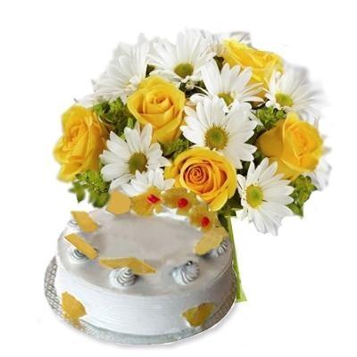 یک دسته گل سفید و زرد گل های فصلی همراه با 500 گرم کیک آناناس