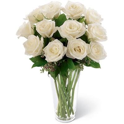 یک دوجین گل رز سفید در یک گلدان