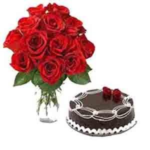 12 گل رز قرمز در یک گلدان N 500 گرم کیک جنگل سیاه