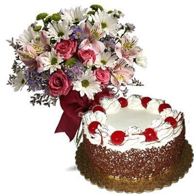 15 ترکیب فصلی گل و دسته همراه با 500 گرم کیک جنگل سیاه