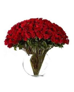 101 roses rouges dans un vase en verre