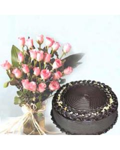 Chocolat-трюфельный gâteau avec 25 roses roses