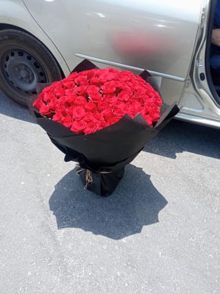 101 Red Roses With Black Wrap Dubai - Fresh Flowers Dubai
