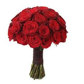 Un mucchio di fioritura di rose rosse 2 bouquet di rose rosse